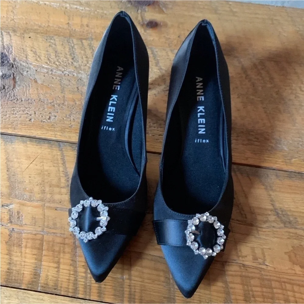 Anne Klein Raylee black satin pumps with rhinestone brooch detail Size 9.5